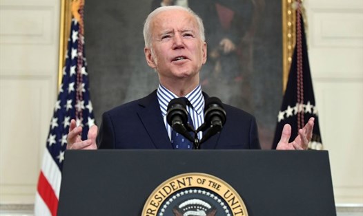 Tổng thống Joe Biden phát biểu sau khi Thượng viện Mỹ thông qua dự luật cứu trợ 1,9 nghìn tỉ USD. Ảnh: AFP