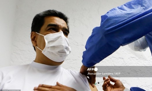 Tổng thống Venezuela tiêm liều vaccine COVID-19 đầu tiên bằng vaccine Sputnik V của Nga hôm 6.3. Ảnh: AFP