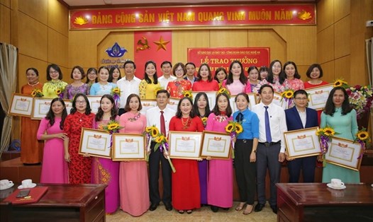 Các giáo viên tài năng của tỉnh Nghệ An được khen thưởng, tôn vinh. Ảnh: HĐ