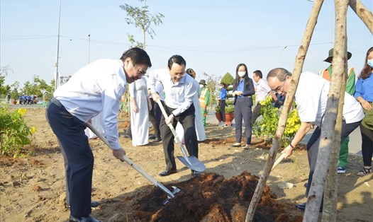Chủ tịch UBND TPHCM Nguyễn Thành Phong (bìa trái) cùng các đại biểu tham gia trồng cây.  Ảnh: Minh Quân
