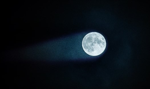 Mặt trăng có phần "đuôi" giống như sao chổi khổng lồ. Ảnh: AFP
