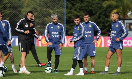 Lionel Messi cùng các đồng đội và nhiều cầu thủ Nam Mỹ sẽ có một quãng nghỉ quý giá trong tháng 3 vì các trận đấu tại vòng loại World Cup 2022 đã bị hoãn. Ảnh: AFP