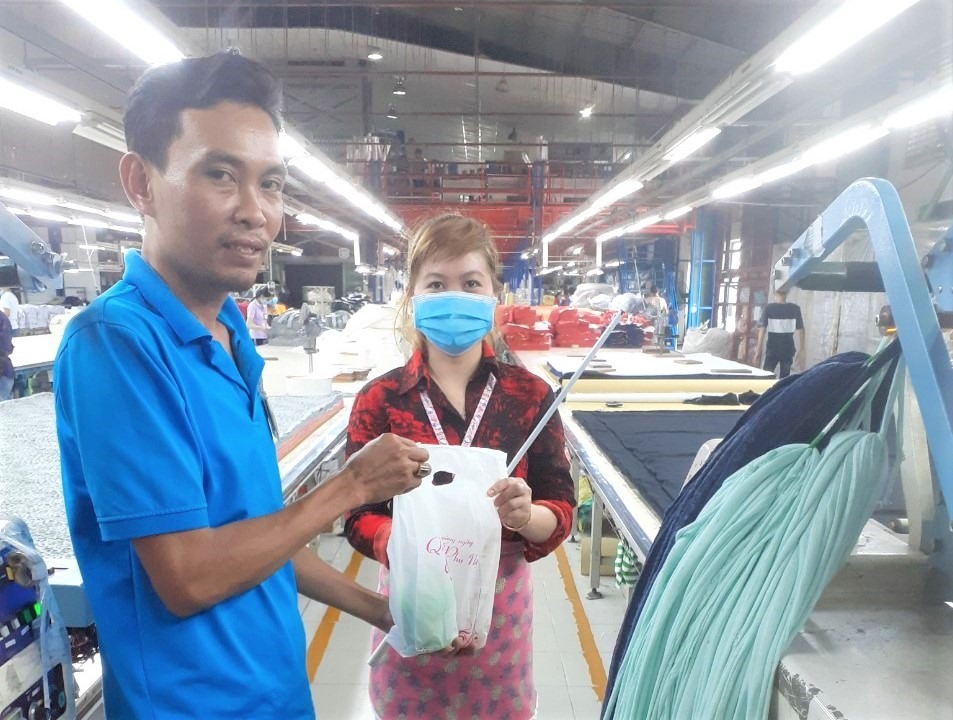 Cán bộ công đoàn cơ sở Công ty May mặc Triple Việt Nam tặng quà cho lao động nữ. Ảnh: Đức Long