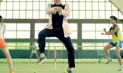 “Gangnam Style” là dấu ấn trong sự nghiệp âm nhạc của PSY. Ảnh cắt MV.