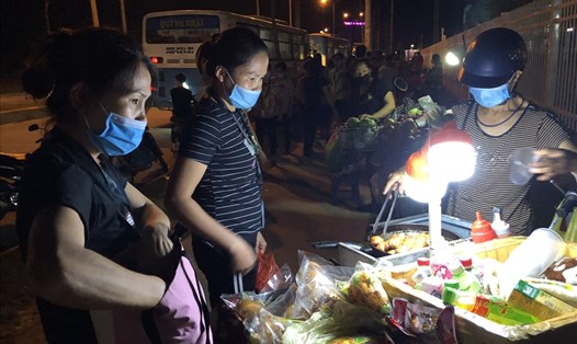 Những nữ công nhân này đang mua tạm đồ ăn và nước uống trước khi vào làm ca đêm tại một công ty thuộc KCN Vân Trung (Bắc Giang). Do ở xa, phải di chuyển bằng ô tô đến nơi làm việc nên họ không kịp ăn tối ở nhà. Ảnh chụp tháng 9.2020. Ảnh: Bảo Hân