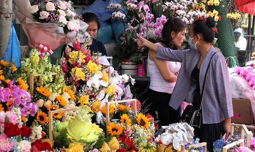 Giá hoa tươi tại TPHCM tăng mạnh trước ngày 8.3. Ảnh: Thanh Vũ