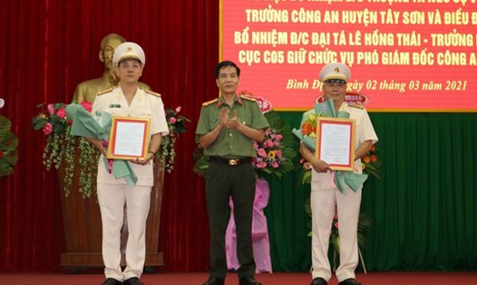 Hai tân Phó Giám đốc Công an tỉnh Bình Định vừa được bổ nhiệm (thứ nhất và thứ ba, từ trái qua). Ảnh: CAT Bình Định.