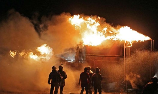 Nhà máy lọc dầu Syria chìm trong biển lửa sau vụ tấn công đêm 5.3. Ảnh: AFP