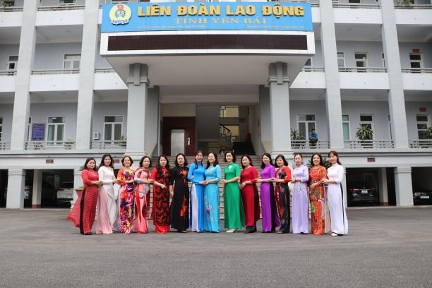 Các nữ cán bộ LĐLĐ tỉnh Yên Bái diện áo dài hưởng ứng "Tuần lễ áo dài Việt Nam" và chào mừng ngày Quốc tế phụ nữ 8.3. Ảnh: Thu Hiền
