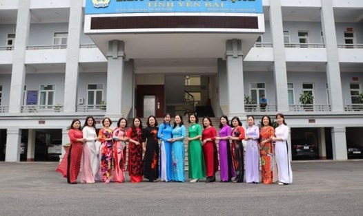Các nữ cán bộ LĐLĐ tỉnh Yên Bái diện áo dài hưởng ứng "Tuần lễ áo dài Việt Nam" và chào mừng ngày Quốc tế phụ nữ 8.3. Ảnh: Thu Hiền