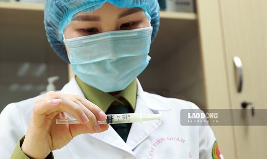 Cán bộ y tế tiêm vaccine COVID-19 thử nghiệm lâm sàng giai đoạn 2 tại Việt Nam. Ảnh: Hải Nguyễn