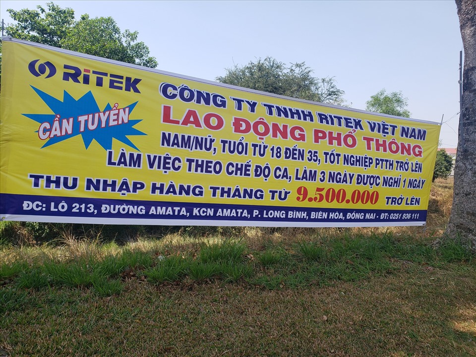 Doanh nghiệp tại tỉnh Đồng Nai đăng biển tuyển dụng lao động. Ảnh: Minh Châu