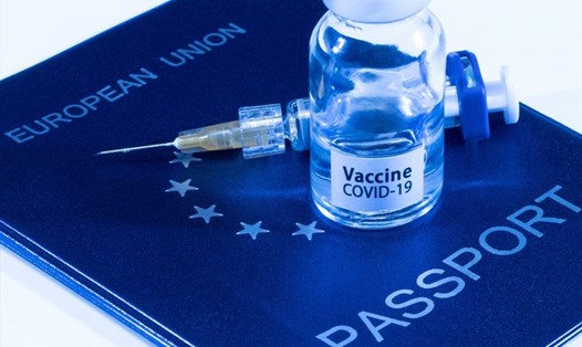 Thế giới tranh luận về hộ chiếu vaccine trong đại dịch COVID-19. Ảnh minh họa của AFP