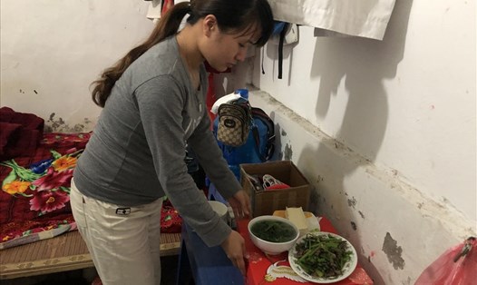 Hoàng Thị Huy công nhân một Cty điện tử ở Bắc Ninh đang thuê trọ tại xã Kim Chung, huyện Đông Anh (Hà Nội). Ảnh: Phương - Hân