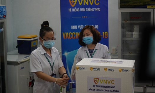 Vaccine phòng COVID-19 được đưa đến Bệnh viện Bệnh nhiệt đới TPHCM sáng 8.3. Ảnh: Anh Tú