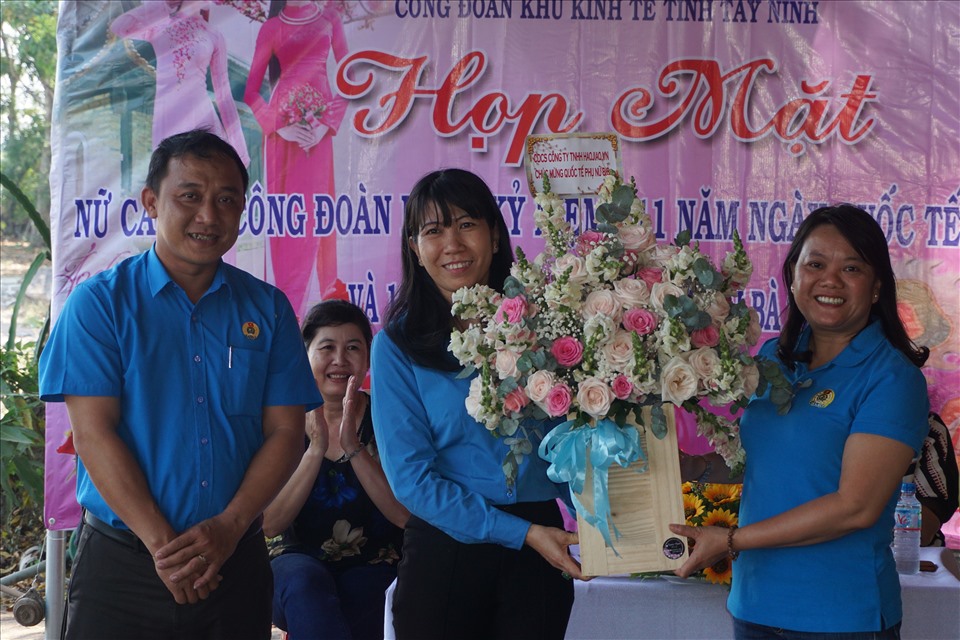 Tặng hoa cho các đại biểu lãnh đạo nữ. Ảnh LĐLĐ Tây Ninh cung cấp