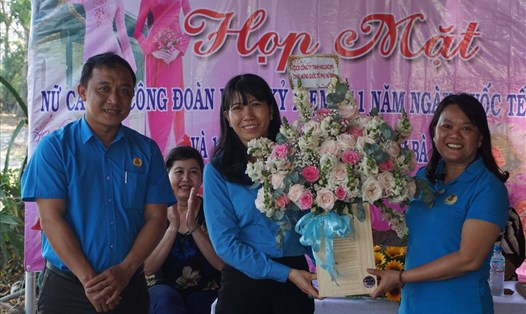 Tặng hoa cho các đại biểu lãnh đạo nữ. Ảnh LĐLĐ Tây Ninh cung cấp