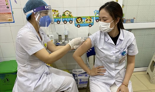 Cán bộ, nhân viên y tế được tiêm vaccine phòng COVID-19 đợt đầu tại Trung tâm Y tế TP.Hải Dương (cơ sở 2). Ảnh CTV