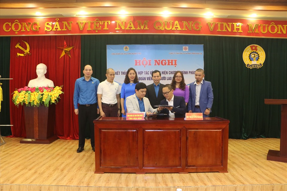 Đại diện Công đoàn các Khu công nghiệp tỉnh Hòa Bình và Công ty TNHH Đầu tư và Phát triển Khai Tuệ ký thoả thuận hợp tác. Ảnh: Mạnh Cường