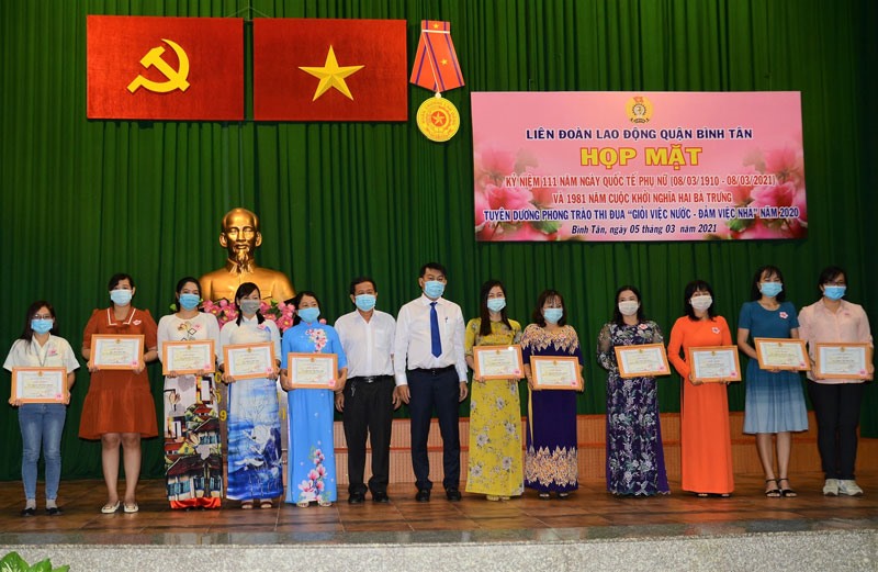 Các CNVCLĐ có thành tích xuất sắc trong phong trào thi đua "Giỏi việc nước - đảm việc nhà" được LĐLĐ Quận Bình Tân khen thưởng. Ảnh LĐLĐ Quận Bình Tân.