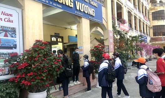 Sáng 8.3, học sinh các trường trên địa bàn TP.Hải Phòng đi học trở lại sau thời gian dài học online do dịch COVID-19. Ảnh VM