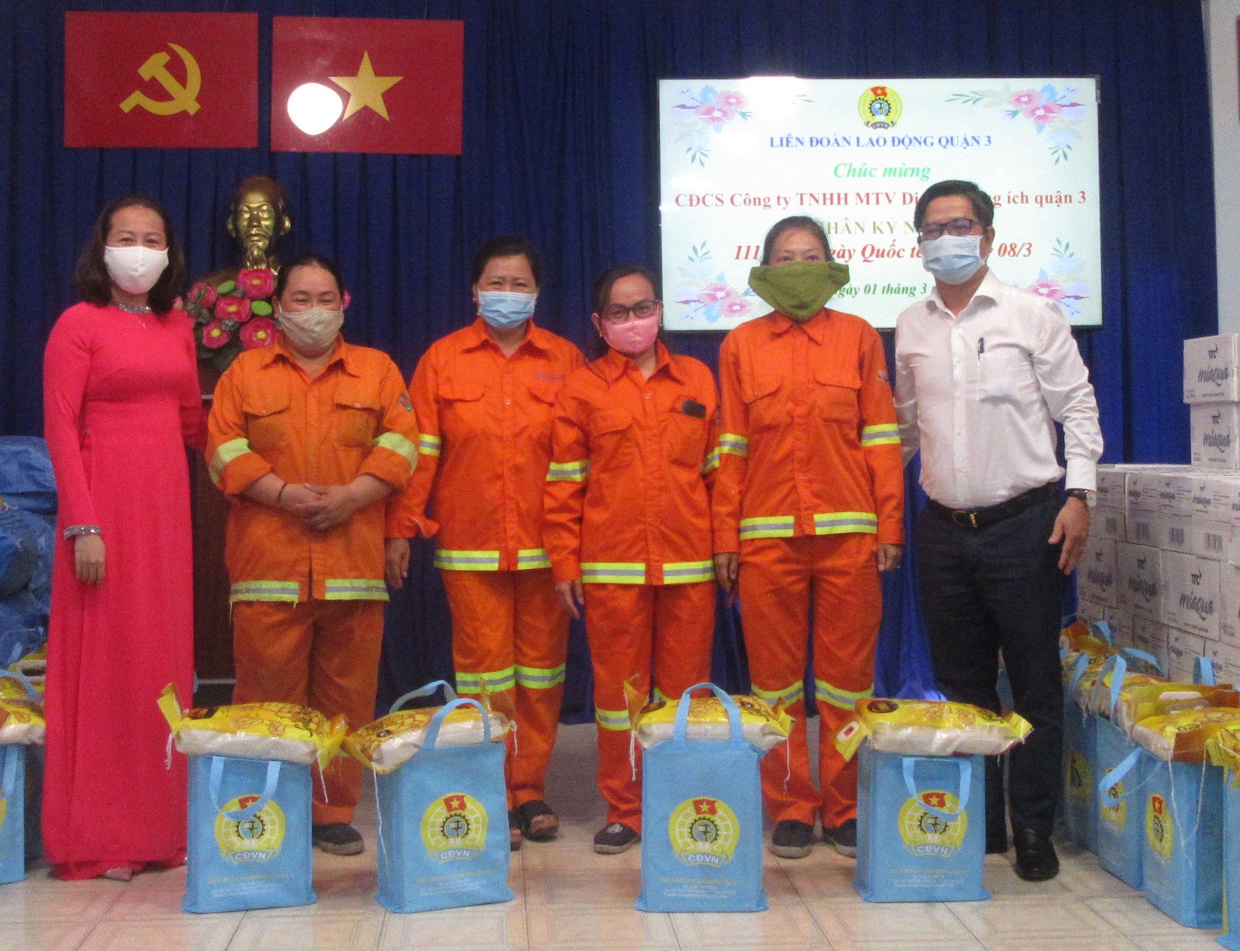 LĐLĐ Quận 3 tặng quà các nữ đoàn viên công đoàn Công ty TNHH MTV dịch vụ công ích Quận 3. Ảnh LĐLĐ Quận 3.