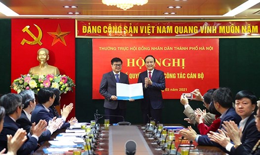 Chủ tịch HĐND thành phố Nguyễn Ngọc Tuấn trao Quyết định cho ông Trương Việt Dũng. Ảnh: HNP