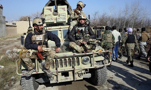 Lực lượng an ninh Afghanistan đến địa điểm xảy ra vụ đánh bom xe gần khu vực có lực lượng Mỹ đóng đông nhất ở Afghanistan, tại phía bắc Kabul thuộc tỉnh Parwan, tháng 11.2019. Ảnh: AFP.