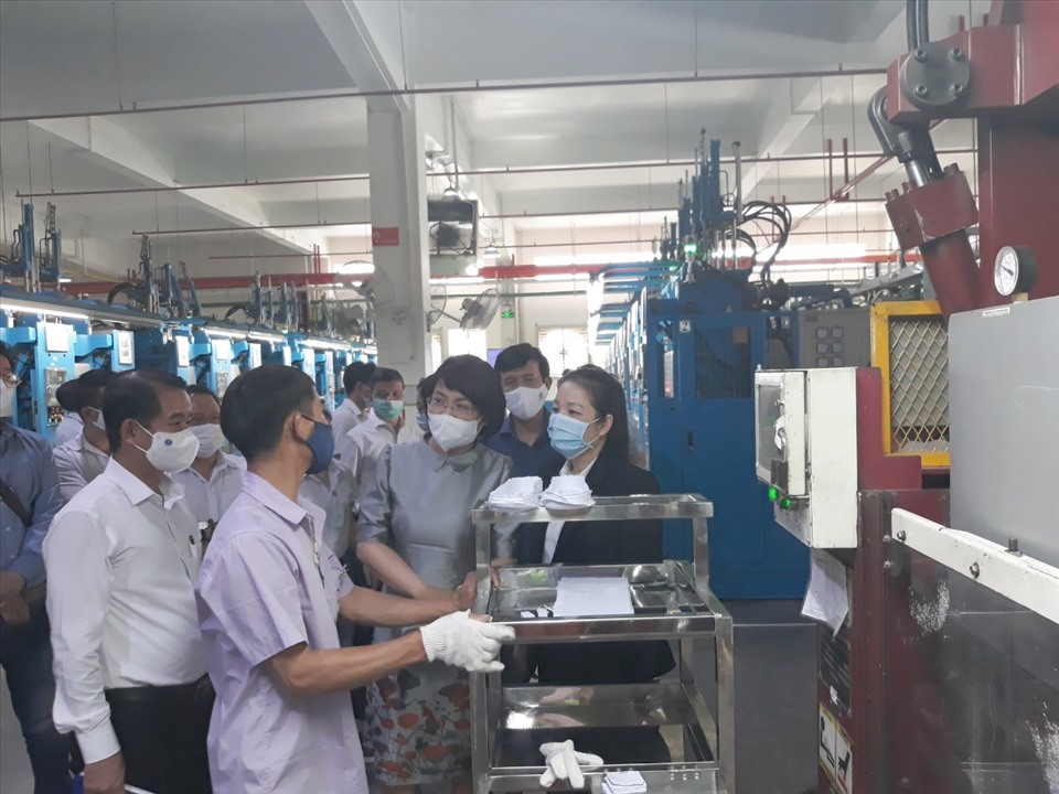 Đoàn công tác kiểm tra phòng, chống dịch bệnh COVID-19 tại một doanh nghiệp trên địa bàn tỉnh Đồng Nai. Ảnh: Sao Mai