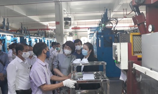 Đoàn công tác kiểm tra phòng, chống dịch bệnh COVID-19 tại một doanh nghiệp trên địa bàn tỉnh Đồng Nai. Ảnh: Sao Mai