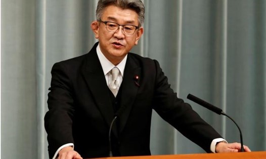 Bộ trưởng Nội vụ và Truyền thông Nhật Bản Ryota Takeda đã xin lỗi công chúng và cách chức một quan chức cấp cao vì người này tham gia ăn tối cùng lãnh đạo doanh nghiệp. Ảnh: AFP