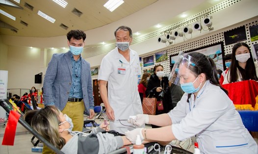 Nghệ sĩ Xuân Bắc và Tiến sĩ Bạch Quốc Khánh cảm ơn người hiến máu tình nguyện. Ảnh: Công Thắng