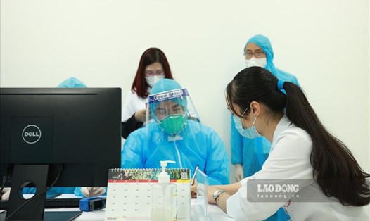 Hình ảnh tiêm vaccine AstraZeneca ngừa COVID-19 đầu tiên tại Hà Nội. Ảnh: Hải Nguyễn