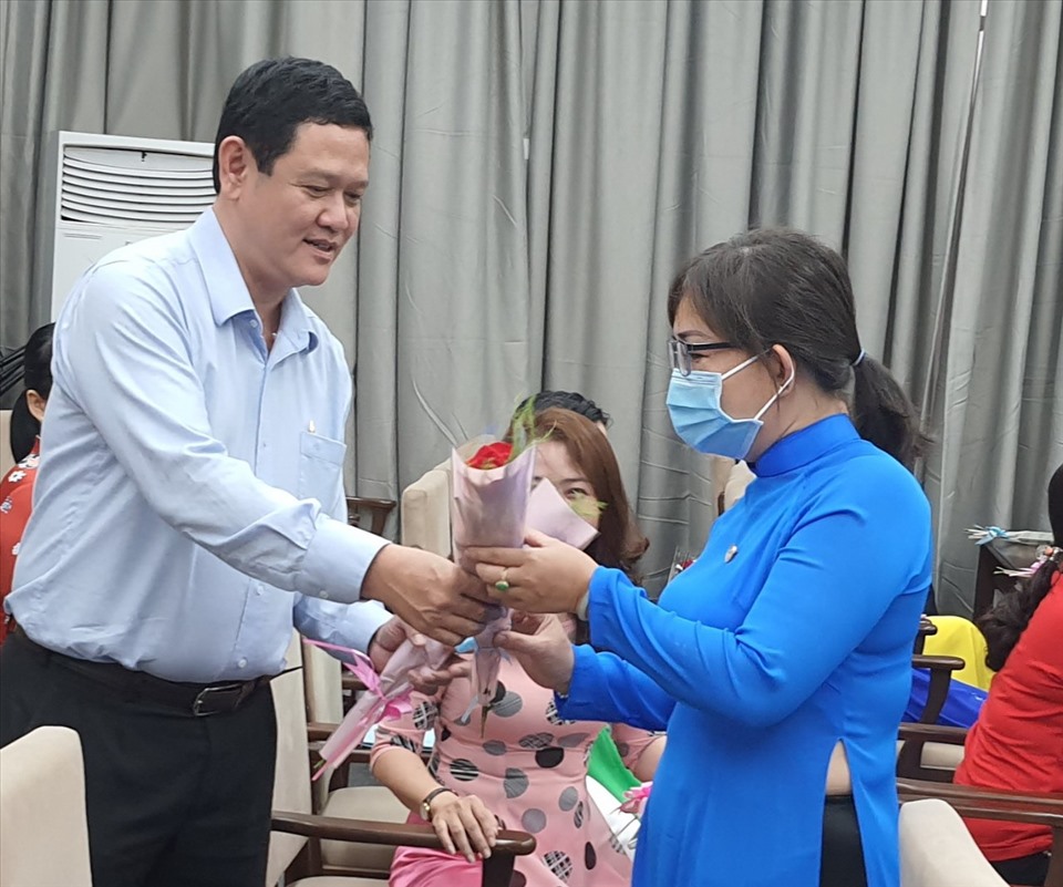 Ông Lưu Trung Hòa, Phó Bí thư Thường trực Đảng ủy Sagri tặng hoa cho các đại biểu tham gia lễ kỷ niệm Ngày Quốc tế phụ nữ 8.3 do Công đoàn Sagri tổ chức. Ảnh Nam Dương