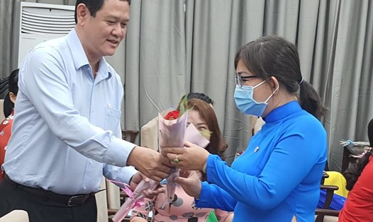 Ông Lưu Trung Hòa, Phó Bí thư Thường trực Đảng ủy Sagri tặng hoa cho các đại biểu tham gia lễ kỷ niệm Ngày Quốc tế phụ nữ 8.3 do Công đoàn Sagri tổ chức. Ảnh Nam Dương