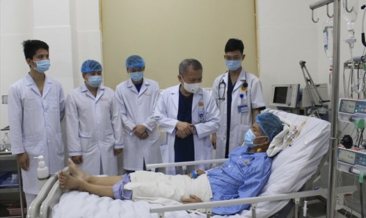 GS.TS Lê Ngọc Thành – Giám đốc Bệnh viện E kiểm tra sức khoẻ người bệnh sau ca phẫu thuật và điều trị tại viện. Ảnh: BVCC