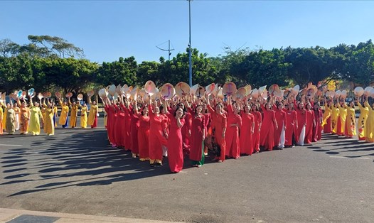 600 nữ công nhân viên chức mặc áo dài nón lá xếp hình “We love Vũng Tàu”. Ảnh: Trí Độ