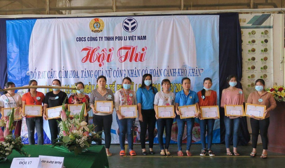 Công đoàn công ty trao giải thưởng cho thí sinh đạt giải hội thi. Ảnh LĐLĐ Tây Ninh cung cấp