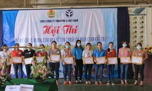 Công đoàn công ty trao giải thưởng cho thí sinh đạt giải hội thi. Ảnh LĐLĐ Tây Ninh cung cấp