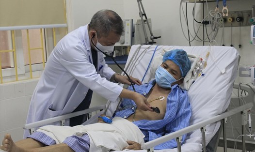 GS Lê Ngọc Thành khám cho bệnh nhân may mắn được cứu sống. Ảnh: BVCC
