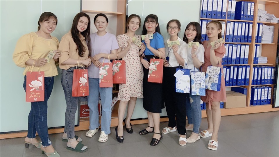 Các bạn nữ đoàn viên, CNLĐ được nhận quà của Công đoàn và Ban Giám đốc công ty trao tặng.