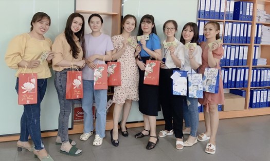 Các bạn nữ đoàn viên, CNLĐ được nhận quà của Công đoàn và Ban Giám đốc công ty trao tặng.