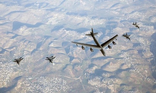 F-15 của Israel hộ tống B-52 của Mỹ. Ảnh: Lực lượng Phòng vệ Israel