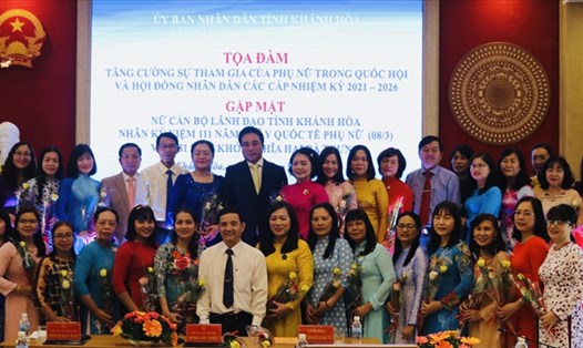 Lãnh đạo Tỉnh ủy, UBND, HĐND tỉnh Khánh Hoà tặng hoa chúc mừng các nữ cán bộ chủ chốt nhân ngày Quốc tế Phụ nữ 8.3. Ảnh: Phương Linh