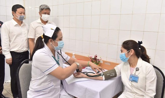 Ngày đầu tiên tiêm vaccine phòng COVID-19 diễn ra an toàn. Ảnh: Bộ Y tế