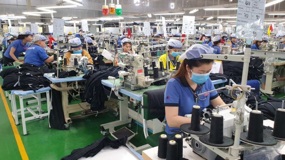 Công nhân lao động trong khu công nghiệp tỉnh Bình Phước thi đua lao động sản xuất và phòng chống dịch bệnh, góp phần đưa Nghị quyết của Đảng vào cuộc sống. Ảnh: LĐLĐ BP