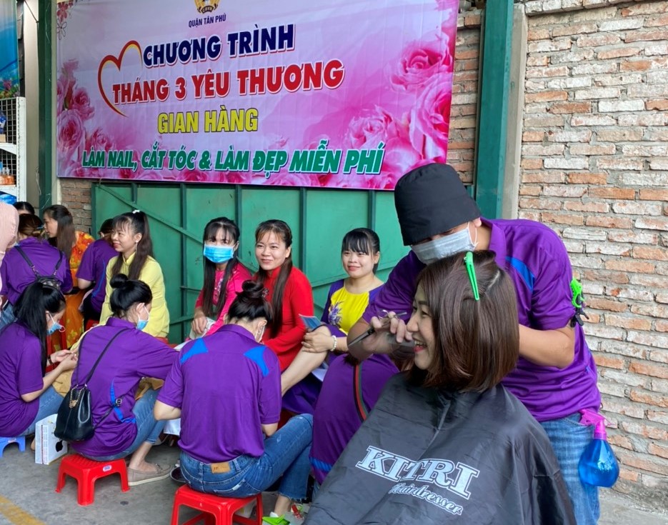 Nghiệp đoàn làm tóc, móng phường Tân Thành (quận Tân Phú, Thành phố Hồ Chí Minh) làm đẹp miễn phí cho nữ công nhân lao động. Ảnh: LĐLĐ Tân Phú