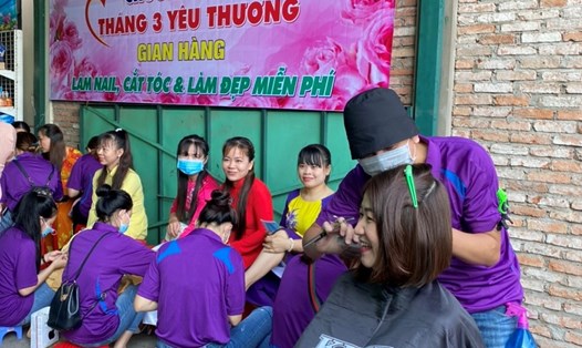 Nghiệp đoàn làm tóc, móng phường Tân Thành (quận Tân Phú, Thành phố Hồ Chí Minh) làm đẹp miễn phí cho nữ công nhân lao động. Ảnh: LĐLĐ Tân Phú