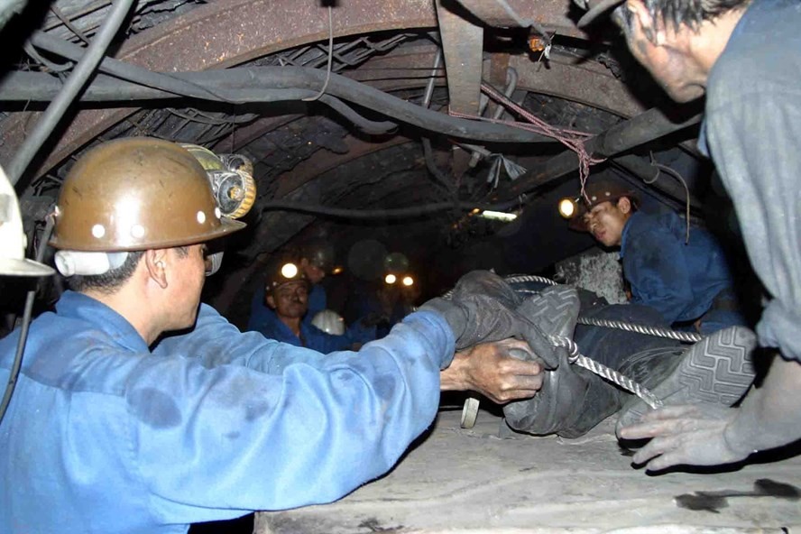 Một vụ việc mất an toàn lao động khiến thợ lò tử vong tại một đơn vị sản xuất vùng Câẩm Phả, tỉnh Quảng Ninh cách đây nhiều năm. Ảnh: Trần Ngọc Duy