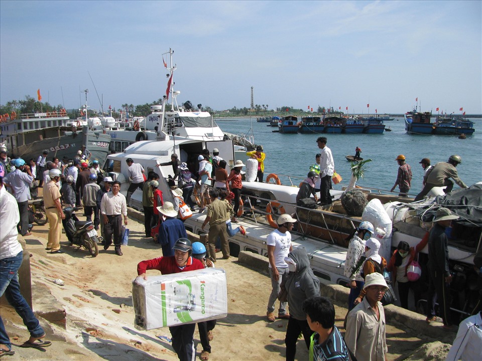 Hiện ra đảo Lý Sơn chỉ độc đạo từ cả Sa Kỳ, xã Bình Châu, huyện Bình Sơn, Quảng Ngãi. Du khách phải ra đảo cùng với vận tải hành khách, hàng hóa...Arnhh: Thanh Hải